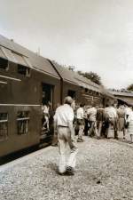 Doppelstockzug der alten DR-Bauart in Erfurt-West, Entlastungsverkehr vom Hbf wegen der Flugschau in Erfurt-Bindersleben, um 1988