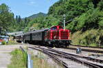 V100 1019 (211 019-5) der UEF steht am 03.07.2022 nach dem Umsetzen wieder fahrbereit in Langenbrand zur Fahrt nach Baiersbronn.