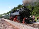 Dampflok 86 333 steht mit dem Zug abfahrbereit in Weizen.