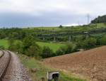 Die Lok hat die Brcke fast berquert, aber das Ende des Zuges ist noch nicht in Sicht. Unten links im Bild sieht man das Gleis aus Richtung Ftzen. Foto aufgenommen am Bahnhof Epfenhofen. 19.08.07  