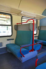Eine Sitzbank im Design Hannover in einem Halberstädter Mitteleinstiegswagen der Bauart Byu der Pressnitztalbahn.
Aufgenommen im April 2022.
