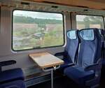 Eine Sitzgruppe im D-DB 61 80 20-95 409-4 Bpmmz 284.4, eingereiht im IC 2150 nach Kassel-Wilhelmsh�he, am 15.05.2026 in Gera.