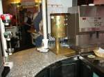 Diesen Blick hat der Kchenchef / die  Kchenchefin eines IC BordBistro. Der Tresen von hinten. Rechts sind auch die Getrnkeautomaten zusehen. 06.12.03 (IC 2293)!