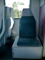 Ein etwas seltsames Element der Inneneinrichtug begegnete mir in einem Wagen der Bauart DBuza in der RB von Lutherstadt Wittenberg nach Halle (Saale) Hbf. Die Sitze auf der gegenüberliegenden Seite waren normal angeordnet, so dass der seitliche Fahrgast gezwungen ist, die normal sitzenden Fahrgäste zu beobachten! :-D (12.09.2009)