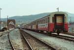 T�lesbahn (W�rttembergische Eisenbahngesellschaft WEG): Esslinger VT 405 (zweite Produktionsserie) vor dem Bahnhofsgeb�ude (1983)