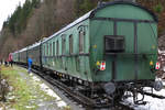 Was geht mich das Wetter an - im Dezember gibt's bei mir Schnee! Und in Thüringen hatte der Regen bei 3°C sogar wirklich noch was übrig gelassen. Die Rennsteigbahn fährt hier durch Schleusingerneudorf am 15. Dezember 2019 mit vier sehr nostalgischen Abteilwagen zur Adventsfeier im Bahnhof Rennsteig. Leider ohne Dampf. 