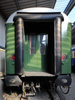 Der Salonbegleiterschlafwagen Sal Begl 4ü-37 10222 Bln stammt aus dem Jahr 1937, so gesehen Ende April 2025 im Eisenbahnmuseum Bochum.