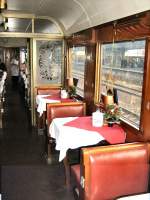 IM Speisewagen des Traditionszuges, hier im Bahnhof Berlin-Lichtenberg am 9.