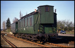 Dampf wie zu alten Zeiten in der Altmark 1994: Die Wagengarnitur des P 6852 am 10.4.1994 im Bahnhof Dähre. Ein preußischer Abteilwagen mit Bremserhaus als Schlussfahrzeug.