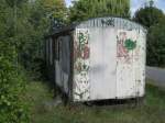 Am Radeburger Bahnhof steht noch dieser Wagenkasten herum, Sieht ein wenig aus wie der Wilsdruffer Bahnpostwagen, 15.09.07