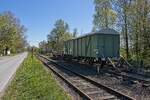 Blick auf den Haltepunkt Welver-Rahmesohl in südöstlicher Richtung an der Strecke der MEH mit dort abgestellten Güter- bzw. Postwagen (18.04.2022)