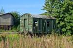 Blick auf einen alten Aufenthaltswagen in Großbothen.