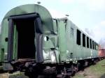 Einer der Unfallwagen des schweren Rangierunfalles im Eisenbahnmuseum (2002)wird gerade verschrottet