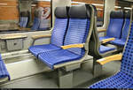 Blick auf zwei Sitze in einem Doppelstockwagen der Gattung  DABpza 758  (50 80 36-35 128-8 D-DB) von DB Regio Mitte.