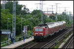 DB 143566-8 hält hier aus Richtung Ostbahnhof kommend am 30.5.2007 mit einem RE in Karlshorst an.