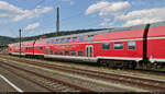 Blick auf einen Doppelstockwagen der 2. Klasse mit der Bezeichnung  DBuza <sup>747.4</sup>  (50 80 25-33 006-1 D-DB), eingereiht an dritter Stelle im WFL-Ersatzzug auf dem RE12, der aus dem Bahnhof Plochingen gezogen wird.

🧰 Wedler Franz Logistik GmbH & Co. KG (WFL) für Abellio Rail Baden-Württemberg GmbH
🚝 RE 52985 (RE12) Heilbronn Hbf–Tübingen Hbf
🕓 30.7.2021 | 16:27 Uhr