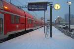 19.12.09, Kreuzlingen: Auf Gleis Eins steht ein  Schwarzwaldbahnsandwich , das heisst: BR 146, Doppelstockwagen (zwei Garnituren), BR 146.