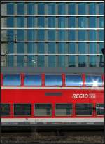 Viel Glas -    Moderes Bürogebäude, moderner Dosto-Wagen.