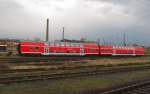 D-DB 50 25-04 613-9 DBuza 747.9 und D-DB 50 25-33 062-4 DBuza 747.9, am 12.04.2012 abgestellt in Halle (S) Hbf.