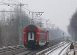 25.1.2013 Zepernick. 143 574 berfhrt einen Wagen vermutlich vom DB Werk Eberswalde. Nettes Detail: Zg 3 am Schluss.