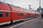 Außenansicht des 25-33 001-2 DBuza 747.4 im Stuttgarter Hbf am 02.12.18