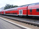 Ein Doppelstock-Mittelwagen der Bauart DBpza 753.0 (50 80 26-35 499-5 D-DB) bei der Ausfahrt aus Meckenbeuren. Aufgenommen am 7.8.2022.