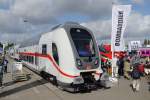 Der Regionalzug im Fernverkehr-Standard.

Auf der Innotrans 2014 präsentierte Bombardier seine neuen IC-Doppelstockwagen, die eigentlich schon seit 2013 schrittweise eingesetzt werden sollten, aber noch keine Zulassung haben. Aktuell geht man von einem Einsatzbeginn Mitte 2015 aus.
(27.09.14)