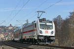 147.02.2019, Lok 147 551 schiebt IC 2063 von Karlsruhe Hbf nach Leipzig Hbf in den Bahnhof Kronach.