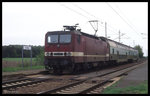 143012 hielt am 16.5.1996 um 9.37 Uhr mit dem RB 5400 nach Coswig im Haltepunkt Griebo.