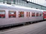 Ein nicht ganzer echter Silberling im Stuttgarter Hauptbahnhof. Auf der anderen Seite und an den Stirnwnden war der neue Lack schon dran. Der Wagen wurde wohl kurzfristig gebraucht