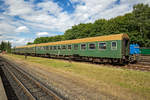 In Putbus abgestellte Normalspur Reisezugwagen der DR werden mit Druckluft durch die Schmalspur Diesellok 251 901 versorgt.