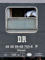 Blick durch das geöffnete Fenster beim DR 60 50 99-68 703-6 Dienst.