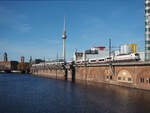 NOch auf Testfahrt war Talgo-Einheit 1149 im Sandwich der Vectron-Lokomotiven 193 448 (ziehend) und 440 (schiebend).
Aufgenommen von der Michaelbrücke mit Blick auf den Bahnhof Jannowitzbrücke.

Berlin, der 06.11.2025