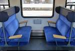 Da nimmt man doch gerne Platz: Vis-à-vis-Sitzbank im n-Wagen der Bauart  Bnrz 450.3  (50 80 22-35 829-7 D-TRAIN).
