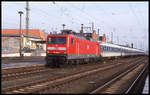 112155-7 steht hier am 9.1.2000 um 12.48 Uhr mit dem Interregio nach Lübeck im Bahnhof Stendal.