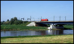 101053 am 10.5.1998 um 11.48 Uhr mit einem Interregio nach Hannover auf der Weserbrücke bei Bad Oeynhausen.