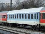 Ein alter IR Wagen in entsprechender Lackierung in einem leeren MixZug am 20.03.2009 in Mnchen-Pasing.