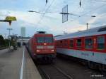 101 063-6 steht am 6.07.09 mit dem EN 491  Hans Albers  Hamburg-Altona - Wien Westbahnhof in Hamburg-Altona auf Gleis 11 zur Abfahrt Richtung Hamburg-Dammtor bereit. Rechts im Bild steht der AZ 1379 nach Lrrach. Planmig msste hier eigentlich der Taurus des IC  Knigssee  vorgespannt sein. Da der  Knigssee  auf Grund von Bauarbeiten zwischen Hamburg und Hannover aber zurzeit in Hannover endet, wird dieses Zugpaar in dieser Zeit von 101ern gefahren.