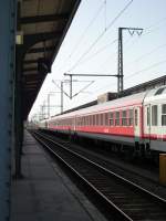 Ein Intercity bestehend aus drei ehemaligen Interregio Wagen in DB Regio Lackierung sowie drei normalen IC Wagen und zwei 120er steht am 10.4.2011 in Oldenburg Hbf auf Gleis 2.