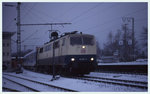 Im Morgengrauen des 24.11.1996 fährt 111101 mit dem IR nach Düsseldorf um 8.58 Uhr in den Bahnhof Altenbeken ein.