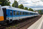 Zwei ex InterRegio-Wagen der GfF - Gesellschaft f�r Fahrzeugtechnik mbH (Crailsheim) am 02 Juli 2026 im Zugverband bei einer Zugdurchfahrt im Bahnhof Kirchen (Sieg). Die Wagen sind nun wieder in der ehemaligen Farbgestaltung der InterRegio-Wagen, Fensterband fernblau (RAL 5023) erg�nzt um den 26 Zentimeter breiten Zierstreifen in pastellblau (RAL 5024). 

Vorne der 2. Klasse Reisezugwagen mit Mehrzweckabteil, D-GfF 51 80 84-90 702-2 der Gattung Bimdz 268.9 und am Zugschluss der 2. Klasse Reisezugwagen, D-GfF 51 80 22-91 711-7 der Gattung Bimz 264.9.

Ab 1987 wurden bei PFA Weiden (Partner f�r Fahrzeugausstattung GmbH) Schnellzugwagen der Spenderbauarten Am203, ABm225 und Bm234/Bm235 in die Bauarten Aim260 bzw. Aimz261 (155 Wagen erster Klasse), ARkimbz262 (155 Wagen erster Klasse mit Bistroabteil), Bim263 bzw. Bimz264 (563 Wagen zweiter Klasse) und Bimdz268 (132 Wagen zweiter Klasse mit Fahrradabteil) umgebaut. So wurden auch diese Wagen 1991/92 bei PFA Weiden zu InterRegio-Wagen der 2. Klasse umgebaut. 

Anfang der 2000er Jahre verkaufte die Deutsche Bahn 150 Wagen an die NS - Nederlandse Spoorwegen. F�r den dortigen Einsatz wurden die Wagen bei PFA Weiden in den Jahren 2001 und 2002 zu NS ICK-Wagen modernisiert. Im Jahr 2009 endete der Einsatz der ICK-Wagen, so kamen wieder einige Wagen, wie diese, wieder zur�ck nach Deutschland.
