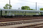 Alter Personenwagen mit der Nummer B4ymbg 50 80 21-53 927-7 abgestellt im Bahnhof Crailsheim 17.05.2018