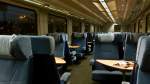 Touristikzug (2/3): Die Sitze in den Großraumwagen der ehemaligen Touristikzüge sind fast ausschließlich gegenüberliegend angeordnet und bieten den Reisenden an allen Plätzen
