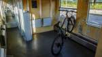 Mehrzweckbereich (mit meinem Fahrrad) in einem Wagen der Bauart Bimdz im IC 2302, 12.08.2013.