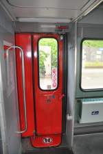 Blick in den Einstieg am Mehrzweckabteil des 82-34 076 Bnrdzf 477.0 im OFV-Design, ex. Meridian-Ersatzverkehr, nun ist er in Stuttgart Beheimatet. Aufnahme RB Geislingen (Steige) -Stuttgart HBF. In Geislingen (Steige) im Juni 2014. 