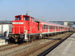 362 887 rangiert eine Garnitur bestehend aus vier n-Wagen im Mühldorfer Bahnhof in die Abstellung.