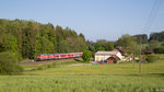 Am Morgen des 25.05.2016 zieht 218 499-2 den RE 3229 von Aalen nach Friedrichshafen, hier bei Magenhaus auf der KBS 751 (Südbahn).