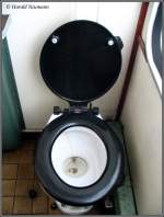 Plumpsklo im WC eines Bag-Wagens der DR.