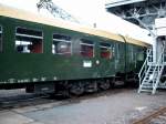 2 Bghw Wagen des Chemnitzer Museumszuges unterm Kohlebunker.Der komplette Zug wurde gerade fr die Mondscheinfahrt zusammengesetzt.
16.04.05