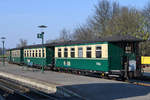 Personenwagen in der aktuellen Bemalung der Rügensche Bäderbahn.